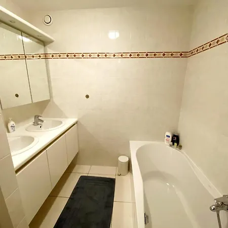 Stylish With Garage, Cleaning Included Lägenhet *